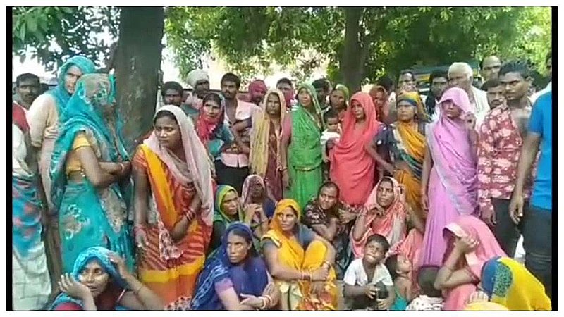Kanpur News: हाइटेंशन लाइन की चपेट में आकर मजदूर की मौत, परिजनों ने शव रख किया प्रदर्शन