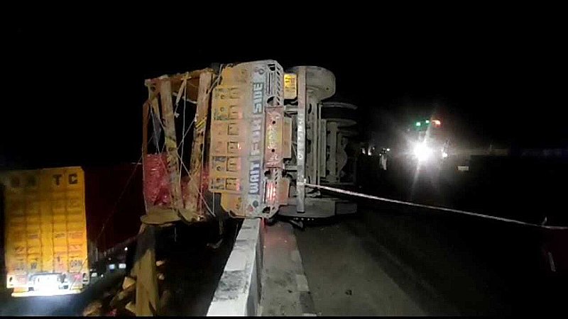 Kanpur News: डीसीएम को टक्कर मार ट्रक फ्लाई ओवर की रेलिंग पर लटका, एक की मौत जबकि पांच घायल