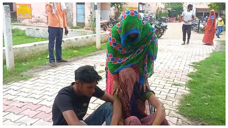 Aligarh News: इधर बच्ची को गोद में लेकर बैठी थी दादी, उधर बहू ने साड़ी से बने फांसी के फंदे पर लटककर की खुदकुशी