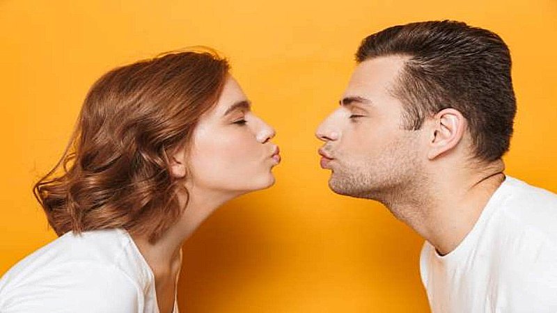 Kissing Mistakes: कहीं आप भी किस करते समय कर रहे ये गलतियां, आज ही जान लीजिये नहीं तो रोमांस में पड़ सकता है खलल