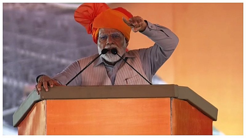 PM Modi in Bikaner: हम दिल्ली से योजनाएं राजस्थान में भेजते हैं, कांग्रेस का पंजा झपट्टा मार देता है, दहाड़े PM मोदी