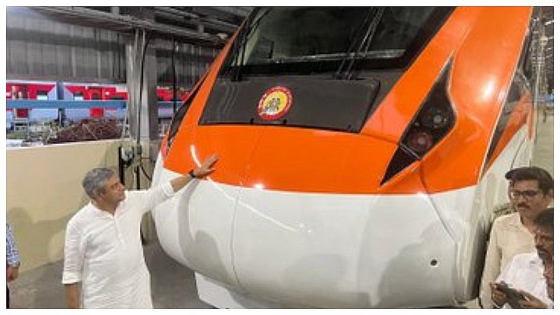 Vande Bharat Train: अब नए रंग में नजर आएगी वंदे भारत एक्सप्रेस, रेल मंत्री बोले- जल्द ला रहे हेरिटेज स्पेशल ट्रेन