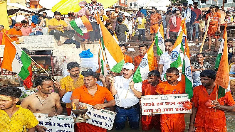 Varanasi News: आस्था के संग दिखे जल संरक्षण के रंग, तिरंगा लेकर कांवरियों ने लिया गंगा को बचाने का संकल्प