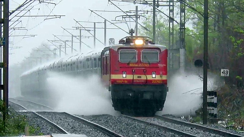 Weather Alert: बारिश ने तोड़ा 41 साल का रिकॉर्ड, रेलवे ने इन क्षेत्रों की ट्रेनें भी कर दी ठप