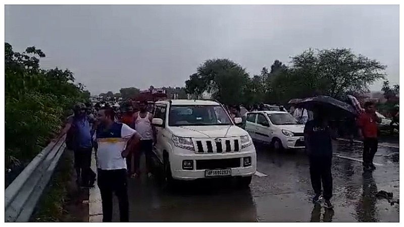 Aligarh News: टप्पल यमुना एक्सप्रेस वे पर सड़क हादसे में युवक की मौत, समय पर नहीं पहुंची एम्बुलेंस और पुलिस