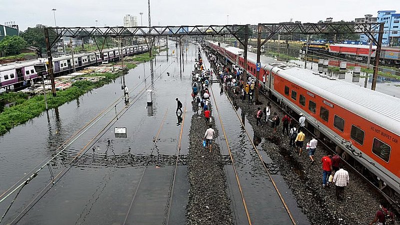 Train Cancelled List: सावधान यात्रीगण, भयानक बारिश के कारण 17 ट्रेन कैंसिल और 12 रद्द, देखें पूरी लिस्ट