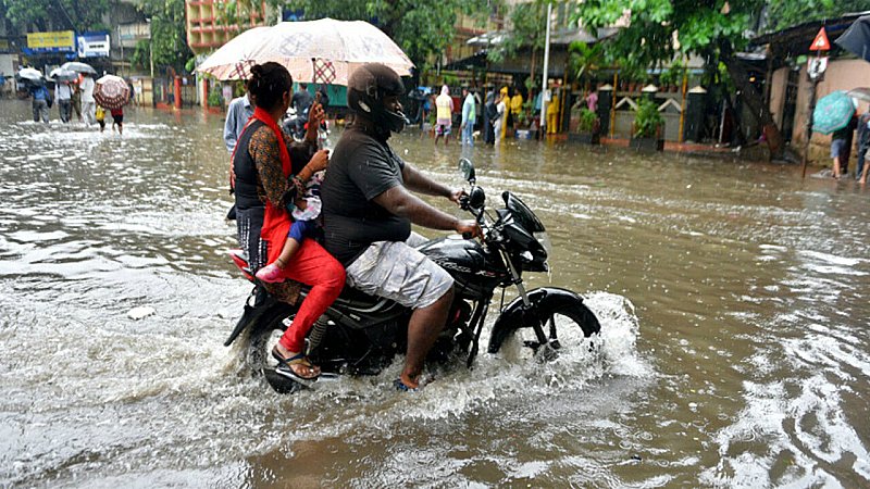 Weather Update Today: यूपी और दिल्ली को आज भी राहत के आसार नहीं, देश के कई राज्यों में भारी बारिश का IMD का अलर्ट