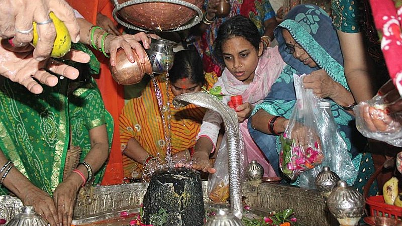 Lucknow News: सावन के पहले सोमवार शिव मंदिरों में उमड़ा श्रद्धालुओं का सैलाब, लगे हर-हर महादेव के नारे
