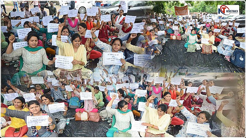 Teachers Protest: महिला शिक्षकों फूटा गुस्सा, दिया धरना, किया प्रदर्शन, लगाए गंभीर आरोप