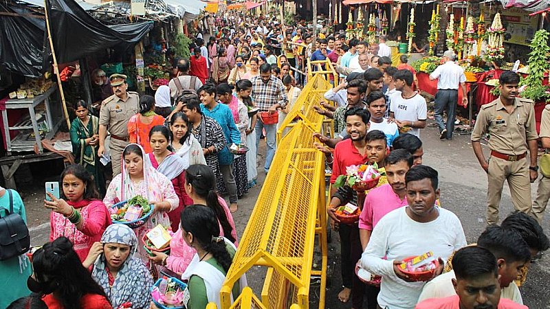 UP News: प्रदेश के सभी शिवालयों में दिखी कड़ी सुरक्षा व्यवस्था, योगी के मैनेजमेंट से भक्त भी हुए गदगद