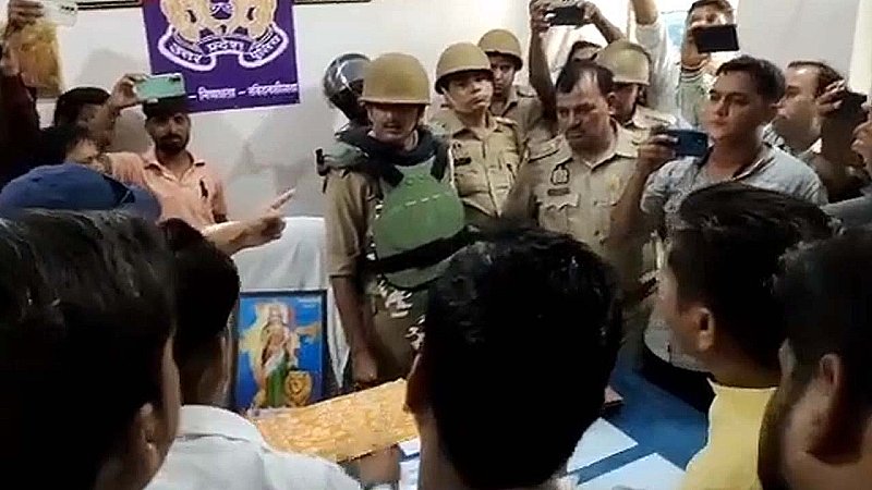 Aligarh News: प्रधानमंत्री पर अशोभनीय टिप्पणी मामले में पुलिस कार्रवाई नहीं होने से भाजपाई ने थाने में जमकर काटा हंगामा