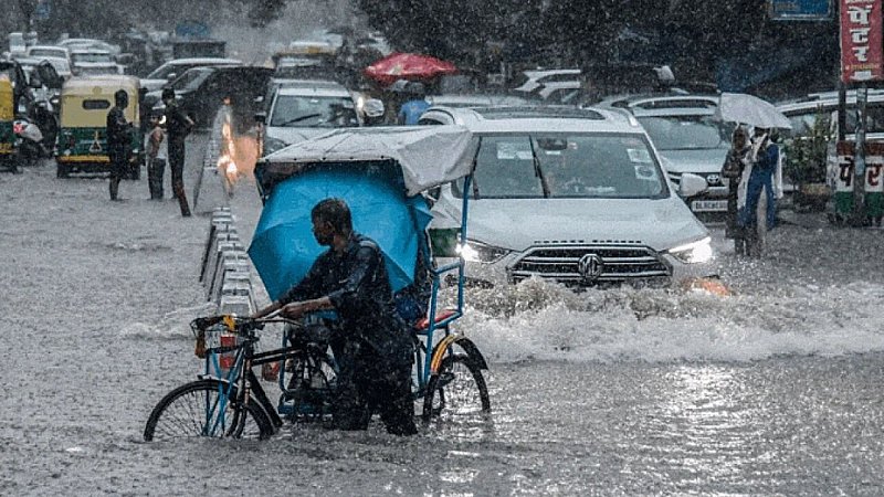 Heavy Rain in India: भारी बारिश ने देश के पांच राज्यों में बरपाया कहर, सड़कें, पुल, इमारत सब बहे, अब तक 76 मौतें