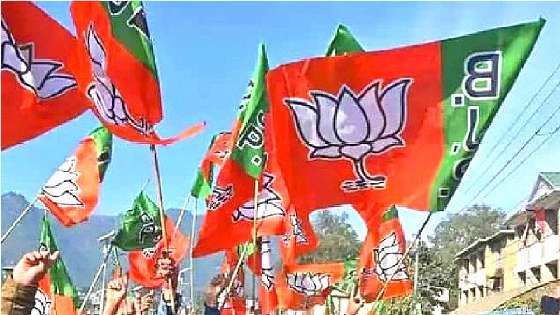 UP BJP Loksabha Election: बीजेपी के 30 प्रतिशत सांसदों का कटेगा टिकट, जानिए किसका कहां से हो सकता पत्ता साफ!