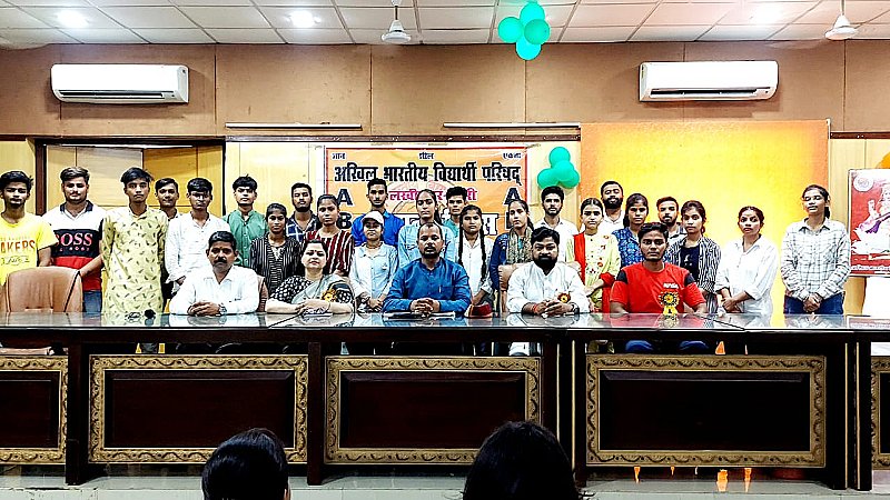 Lakhimpur Kheri News : एबीवीपी की नवीन इकाई का हुआ गठन, पदाधिकारियों ने निर्वाचित सदस्यों को दी बधाईं