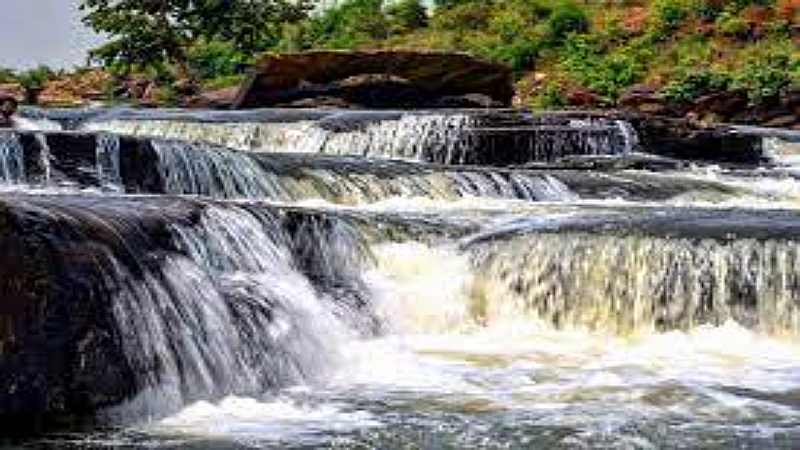 Famous Waterfalls in UP: यूपी के बीच अपनी प्राकृतिक छठा बिखेरे यहअद्भुत सुन्दर झरने आइये जानते हे इनके बारे में