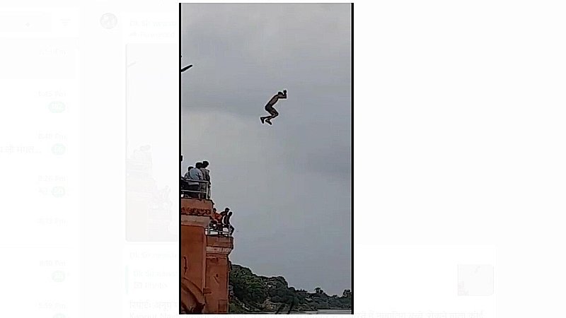 Kanpur News: बिजली के पोल पर चढ़ गंगा नदी में कूदकर स्टंट करते हैं नाबालिग बच्चे, रोकने वाला कोई नहीं!