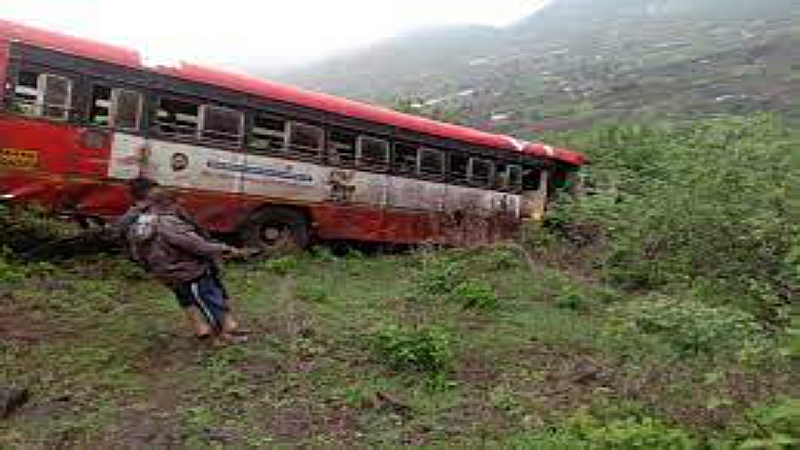 Maharashtra Accident News: नासिक में दर्दनाक सड़क हादसा, यात्रियों से भरी बस खाई में गिरी, एक की मौत, कई जख्मी