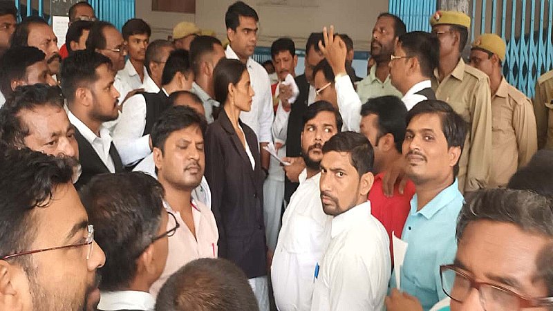 Fatehpur News: इस स्वामी पर दर्ज हुआ चोरी का मुकदमा, विरोध में अधिवक्ताओं ने किया प्रदर्शन