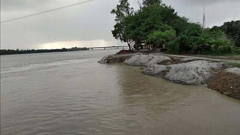 Hardoi News: बाढ़ में बहे जल शक्ति मंत्री के दावे, उफनाती रामगंगा में तैरनी लगी परियोजना!