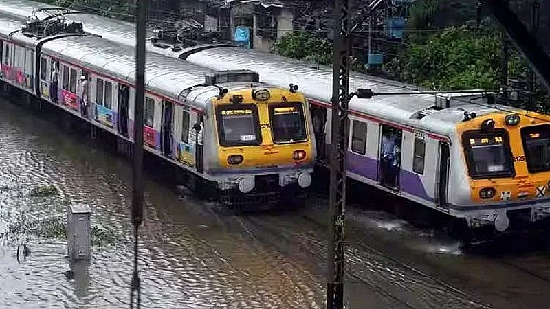 Heavy Rainfall Alert: बारिश के चलते दो दिनों में 342 ट्रेनें हुई कैंसिल, बसों का रोका गया संचालन, हवाई सेवा बनी सहारा