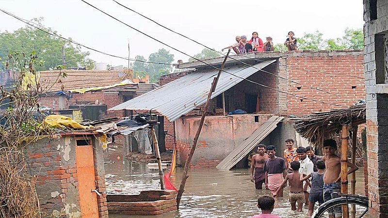 Kanpur News: बारिश का कहरः इन गांवों में छतों पर रहकर लोग कर रहे गुजारा, घरों में घुसा पानी