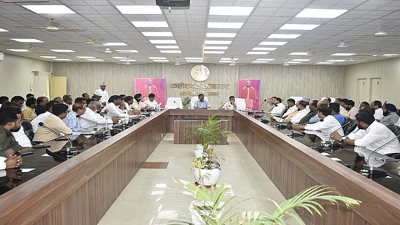 Ambedkar Nagar News: जिला अधिकारी ने कांवड़ यात्रा को लेकर की समीक्षा बैठक, संबंधित अधिकारियों को दिए निर्देश