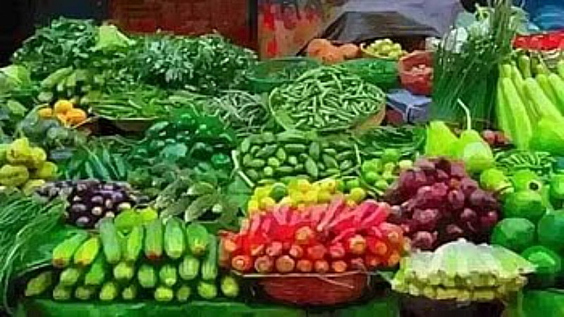 UP Vegetable Price Today: अधिक वर्षा ने बढ़ाई सब्जियों के दाम टमाटर का हुआ दोहरा शतक जानिए आज के भाव