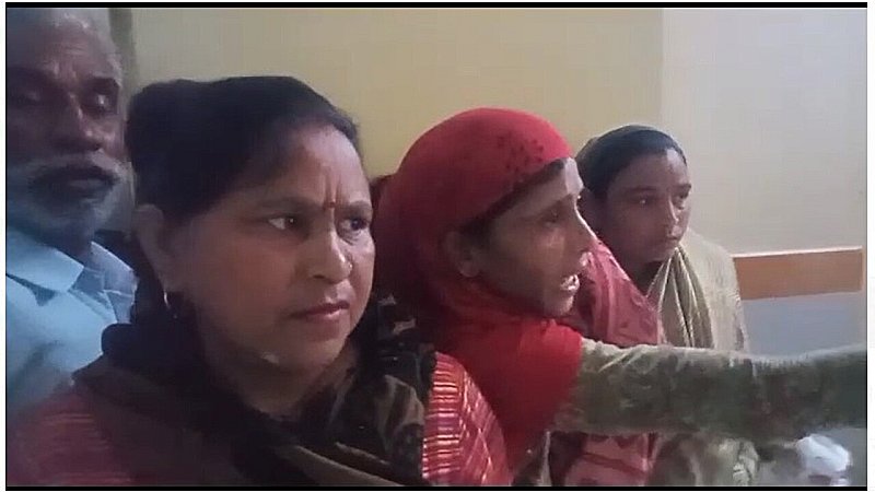 Aligarh News: स्वास्थ्य केन्द्र में डॉक्टरों की लापरवाही से मासूम को नहीं मिला इलाज, चार घंटे तड़पने के बाद बच्चे की मौत