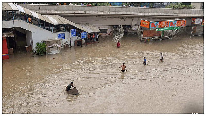 Delhi Flood: बाढ़ से बेहाल दिल्ली में कल बारिश का अलर्ट, बहुत जरूरी होने पर ही घर से निकलें, ट्रैफिक पुलिस की सलाह