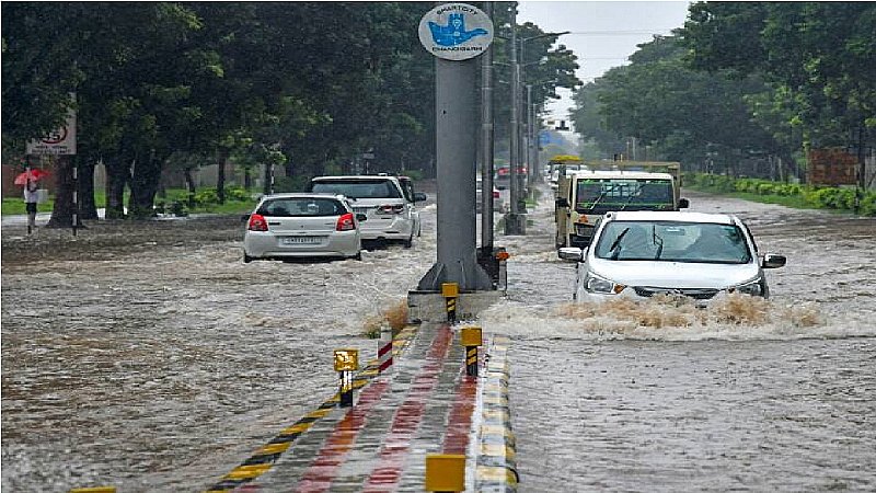 Delhi Traffic Alert: सावधान दिल्ली वालों, आज रहेगा लंबा ट्रैफिक जाम, इन इलाकों तक पहुँचा पानी