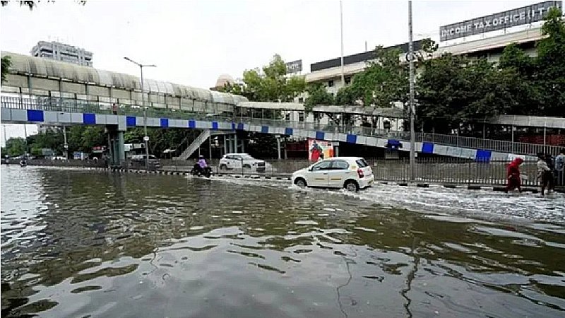 Flood in Delhi: दिल्ली में घट रहा यमुना का जल स्तर, इन इलाकों में हालात अभी भी भयावह, जानें ताजा अपडेट