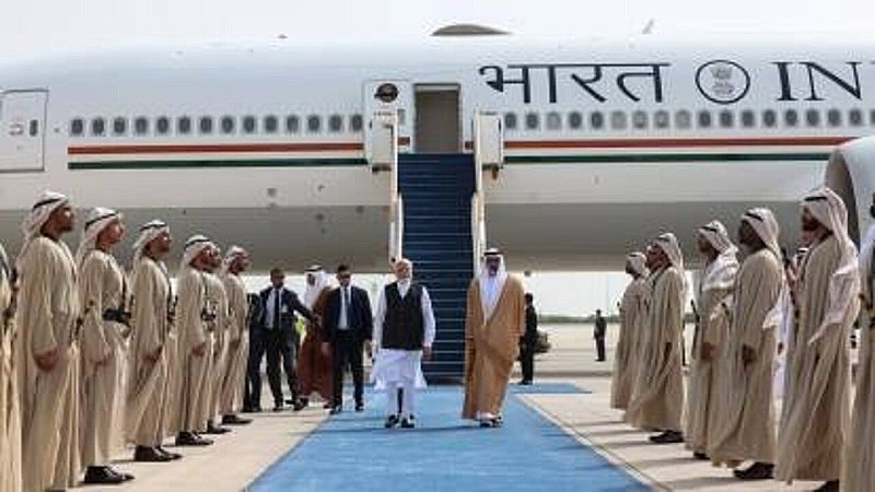 PM Modi in UAE: यूएई पहुंचे पीएम मोदी, एयरपोर्ट पर हुआ भव्य स्वागत, राष्ट्रपति शेख मोहम्मद जायद से की मुलाकात