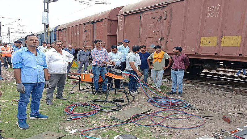 Agra News: आगरा में पटरी से उतरे मालगाड़ी के डिब्बे के दो पहिये, ईदगाह टूंडला रुट पर ट्रैक बाधित