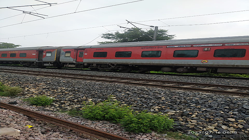 Gorakhpur News: चलती ट्रेन पर गिरा बिजली का तार, एक किलोमीटर तक दौड़ती रही दादर एक्सप्रेस