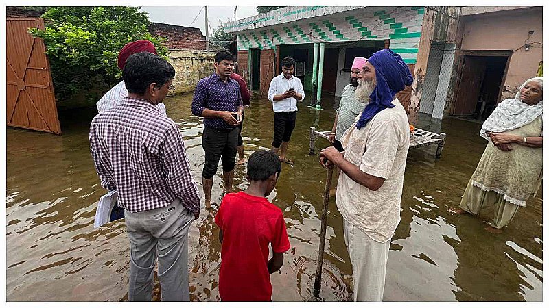 Meerut News: हस्तिनापुर में कई गांव हुए जलमग्न, अधिकारियों ने बाढ़ प्रभावित गांवों का किया निरीक्षण