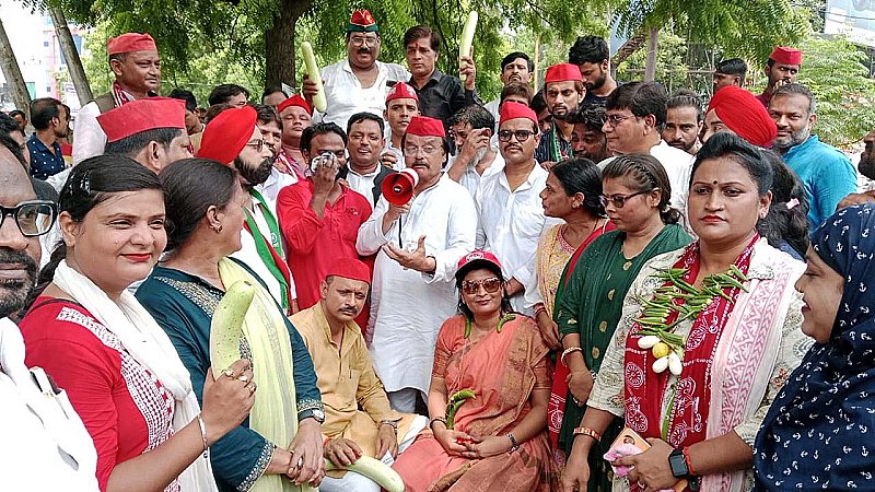 Kanpur News: महंगाई के खिलाफ समाजवादी पार्टी कार्यकर्ताओं का हंगामा, गले में मिर्च-नींबू की माला पहन किया प्रदर्शन