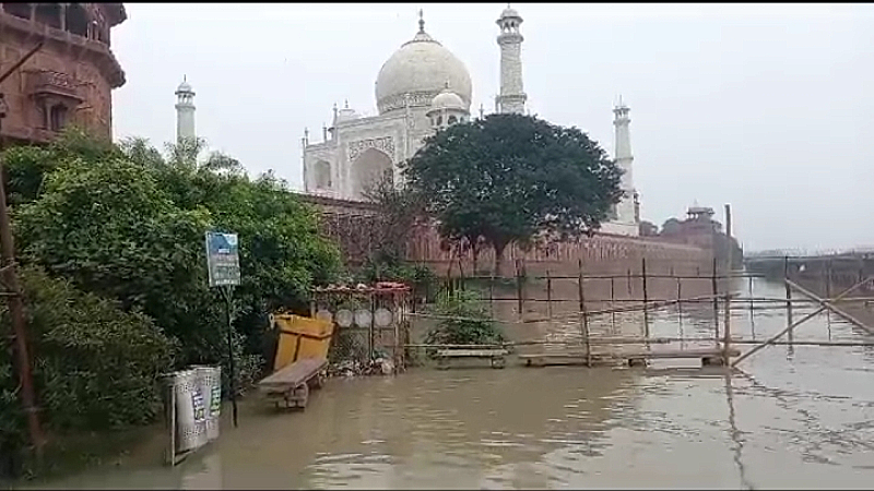 Agra News: दिल्ली के बाद आगरा में यमुना का कहर, ताजमहल तक पहुँचा पानी, जाने क्या है स्थिति