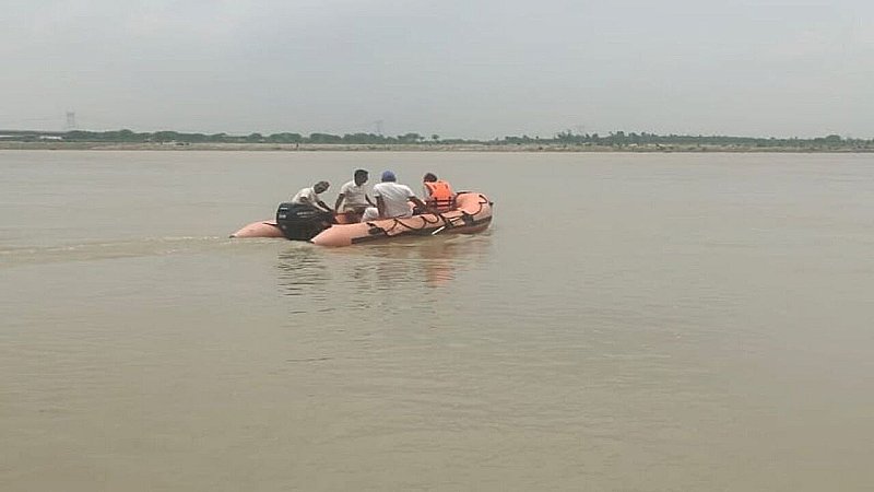 Varanasi News: प्रयागराज से आया कांवरिया गंगा में डूबा, तलाशने के लिए एनडीआरफ ने चलाया रेस्क्यू ऑपरेशन