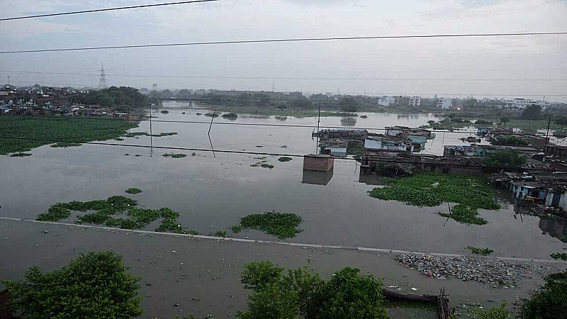 Kanpur News: पिछले बार बाढ़ में डूबी थी बस्ती, नदी किनारे बसा दिया पूरा अवैध शहर, बेच डाली जलाशय की जमीन!
