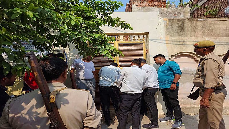 Agra News: लोन लिया है तो चुकाना पड़ेगा! बैंक ने सील किया था मकान, दबंग मकानमालिक ने सील तोड़ फिर किया कब्जा