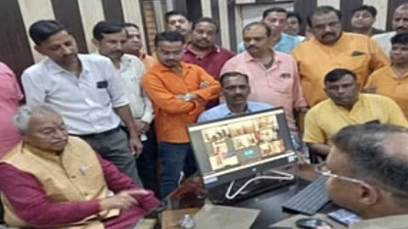 Meerut News: बदसलूकी पर भड़का भाजपा नेताओं का गुस्सा, किया कोतवाली का घेराव