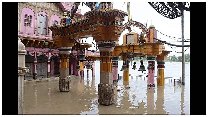 Mathura News: बाढ़ प्रभावित क्षेत्रों में मंत्री संदीप सिंह का दौरा, वतिरित किए राहत सामग्री, दिए निर्देश