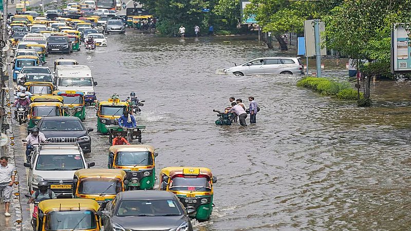 Delhi Flood Update: खतरे में पूरी दिल्ली, अगर बारिश हुई तेज तो मचेगा हाहाकार