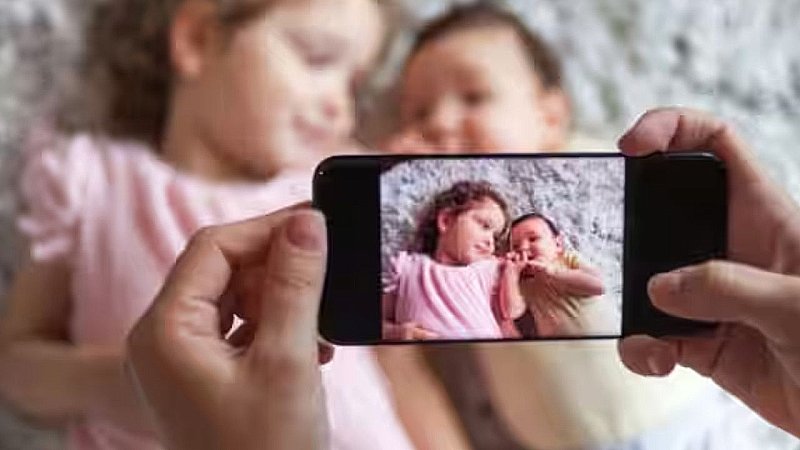 FB Insta Post Alert: फेसबुक-इंस्टा पर बच्चों की फोटो शेयर करने वाले हो जाएं सावधान, जारी की गई चेतावनी