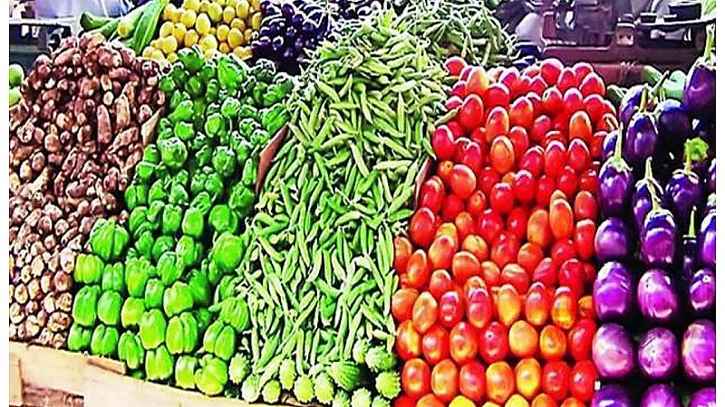 UP Vegetable Price Today: टमाटर आज भी बिक रहा महंगा, कई सब्जियों के घटे दाम, देखें लिस्ट