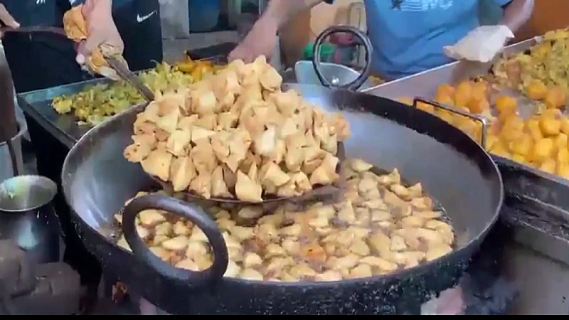 Famous Samosa of Bareilly: यह स्वादिष्ट समोसा जिसका ज़ायका लेकर आप उंगलियां चाटते रह जायेगे