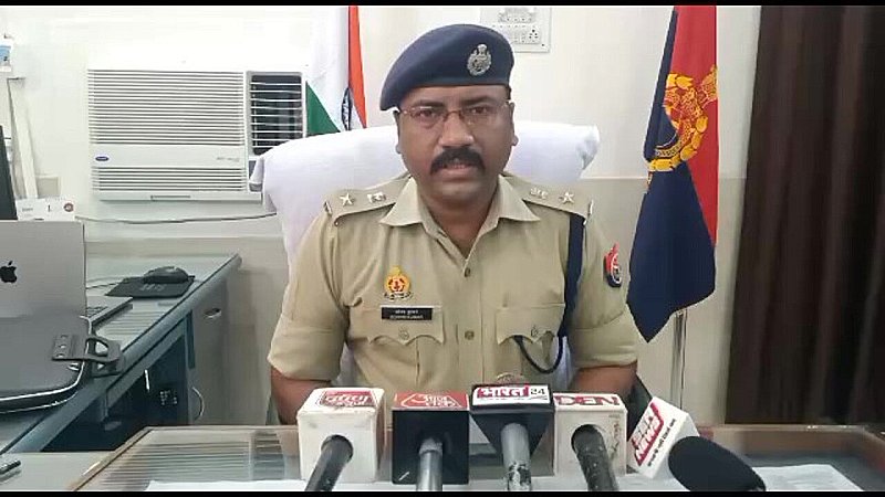 Agra News: शराबी युवक ने पकड़ा दरोगा का गिरेबान, बोला- ‘कौन है तू’, तीन आरोपी हुए गिरफ्तार