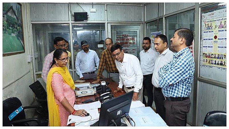 Jhansi News: मंडल रेल प्रबंधक ने मंडल नियंत्रण कार्यालय का किया निरीक्षण, अधिकारियों को दिए निर्देश