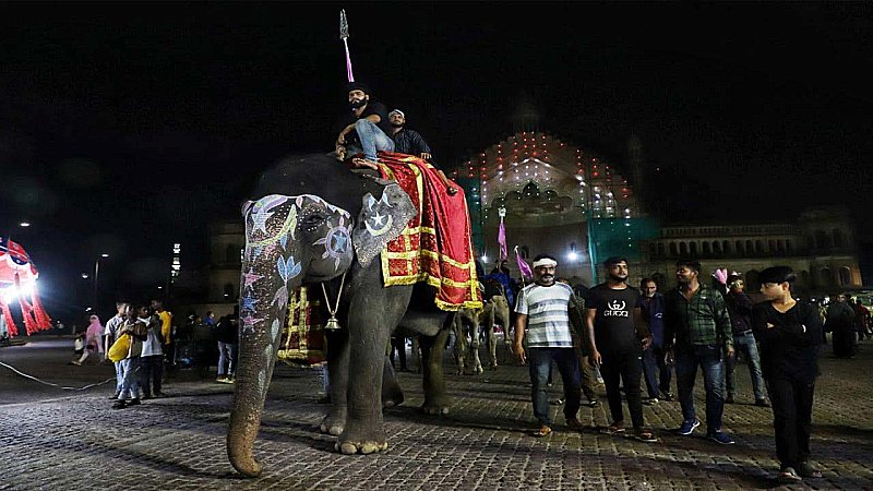Lucknow News: ऐतिहासिक आसिफी इमामबाड़े से निकला शाही मोम की जरी का जुलूस, हजारों लोग हुए शामिल