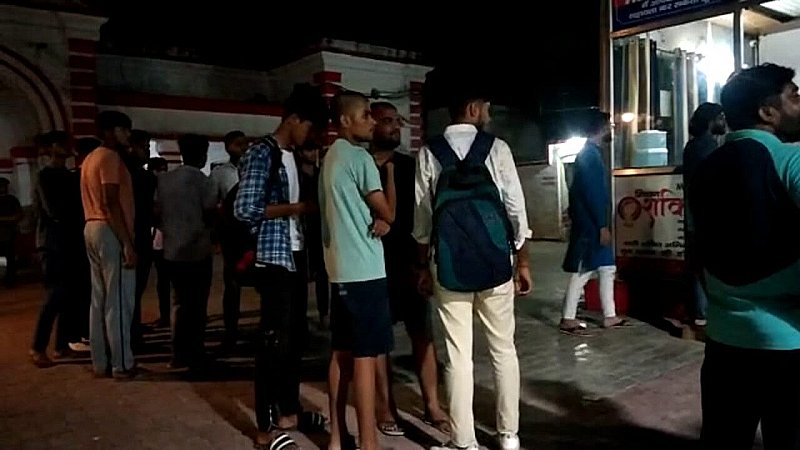 Raebareli News: बच्चों के भविष्य से खिलवाड़ कर रहा हुक्का बार संचालक, नाबालिक सहित 1 दर्जन से अधिक लड़के हिरासत में